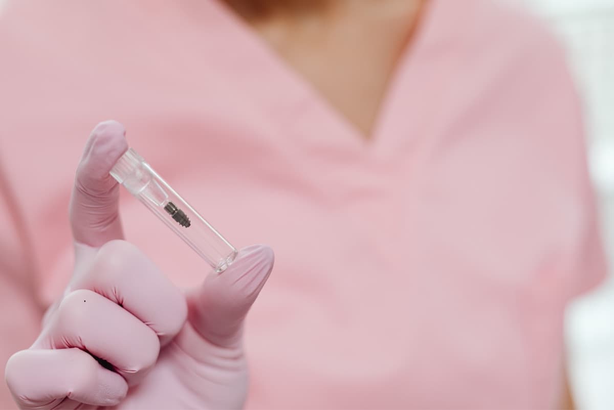 Kullanılan implant vida ve abutment parçaları